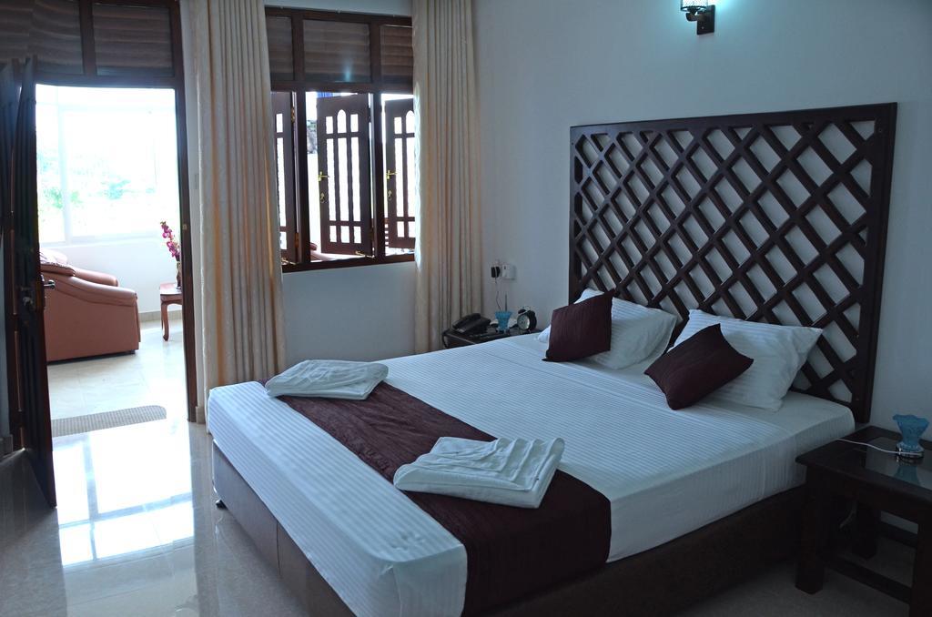 Otha Shy Airport Transit Hotel Katunayake Room photo