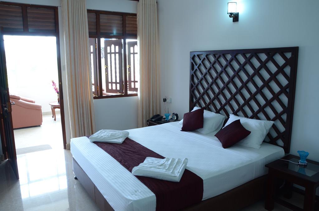 Otha Shy Airport Transit Hotel Katunayake Room photo